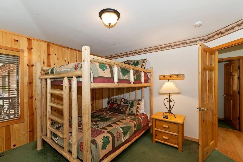 ビッグ・ベアー・レイク Teakwood - 3-Br Spa, Fire Pit, Quiet, Ac, Centrally Locatedヴィラ エクステリア 写真