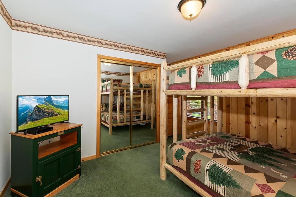 ビッグ・ベアー・レイク Teakwood - 3-Br Spa, Fire Pit, Quiet, Ac, Centrally Locatedヴィラ エクステリア 写真